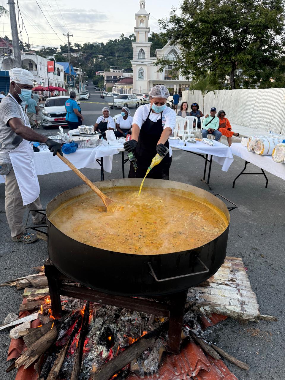 Cocinando caldero gigante en evento al aire libre.