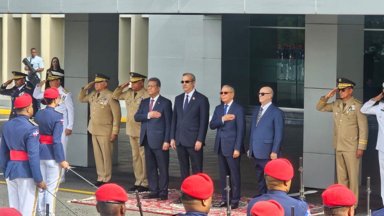 Abinader se reúne con expresidentes en el Ministerio de Defensa
