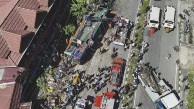 Al menos 12 muertos y 25 heridos tras volcar un autobús en Indonesia
