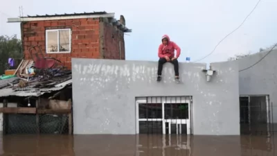 El gobernador de Buenos Aires culpa a Milei por las inundaciones y reclama fondos para obras