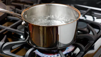 Madre lanza olla de agua caliente a su hija con discapacidad en Moca
