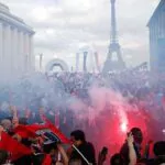 París se convierte en una gran fiesta manchada por el inicio de disturbios