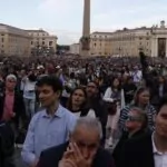 Cientos de fieles van llenando la plaza de San Pedro a la espera de la segunda fumata