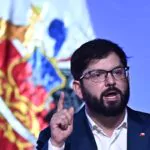 Boric interrumpe su agenda para supervisar alerta por terremoto y posible tsunami en Chile