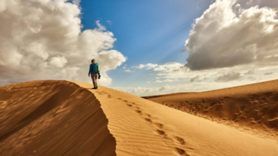 Describen cómo se forman las dunas de arena en las playas y otras superficies duras