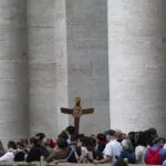 Cientos de fieles van llenando la plaza de San Pedro a la espera de la segunda fumata