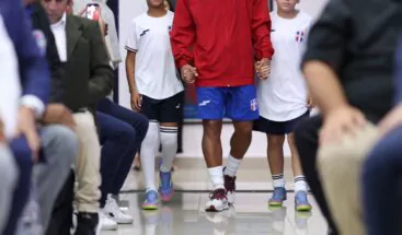 Edison Azcona, capitán dominicano, expulsado por dar una patada a Cubarsí