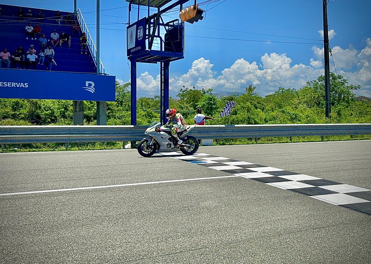 Rainier Toribio regresa en grande en el Gran Premio Acelerando RD“El Androide” dominó la máxima categoría en el trazado de Las Américas