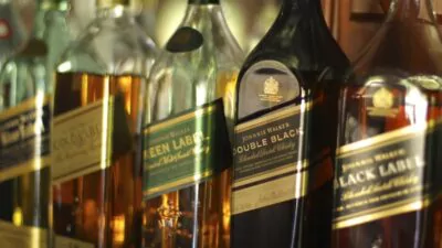 Diageo advierte pérdidas de hasta 150 millones de dólares por aranceles de EE. UU.