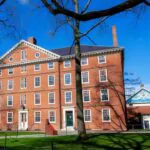 Jueza bloquea temporalmente revocación de permiso para matricular extranjeros de Harvard