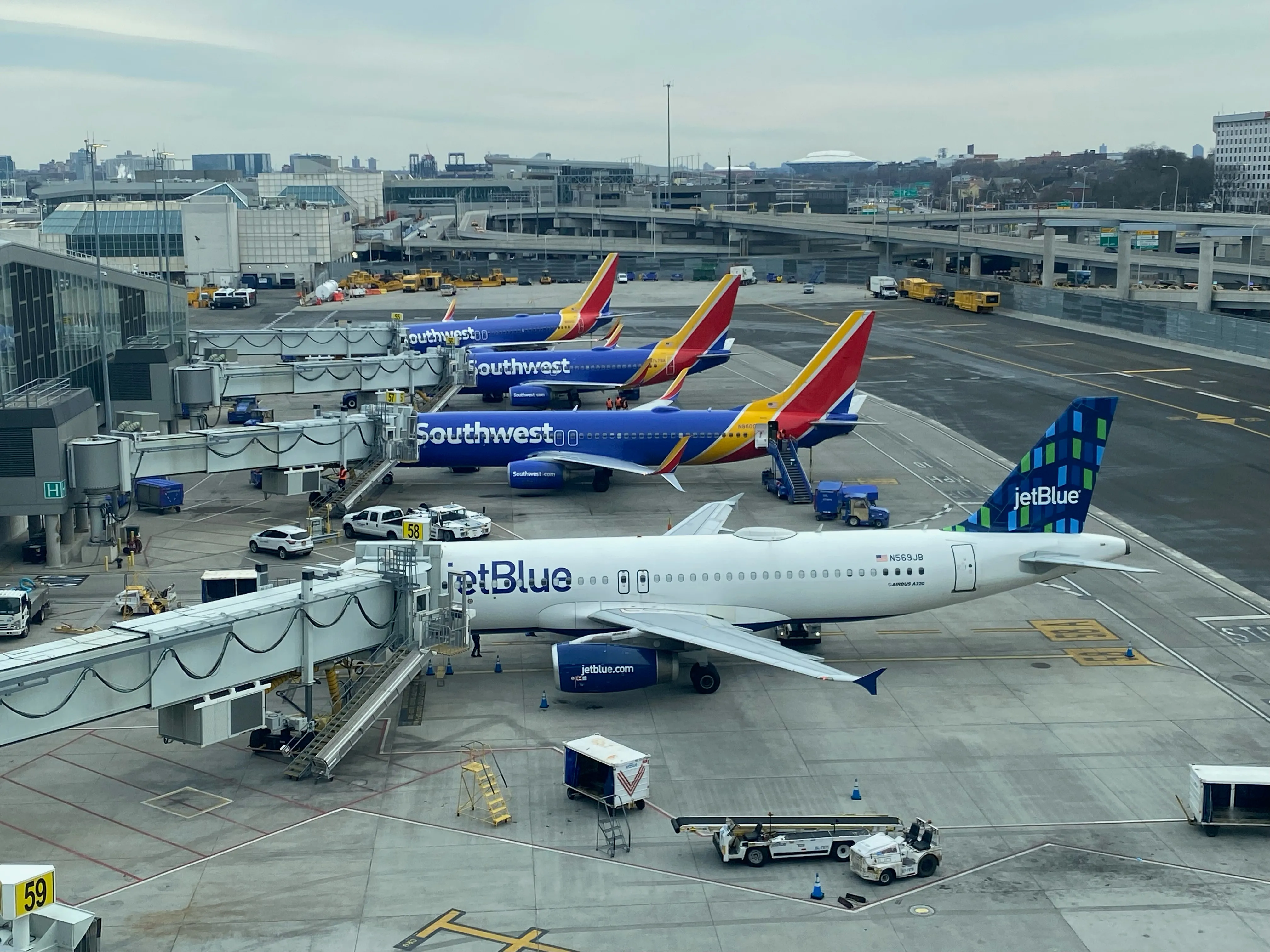 Aviones estacionados en el aeropuerto en Estados Unidos.