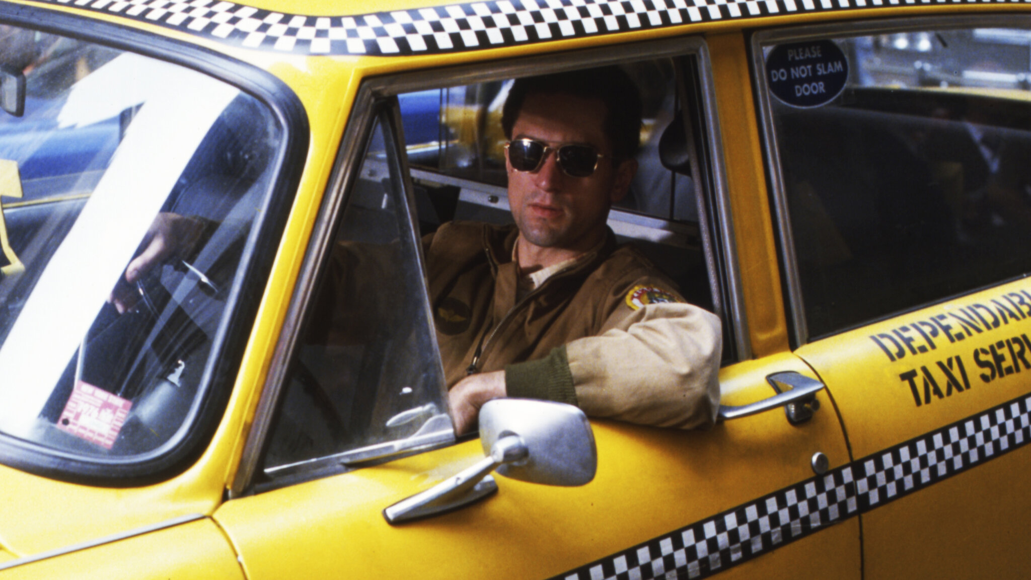 Conductor en taxi amarillo en Nueva York