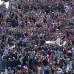 Una multitud emocionada da la bienvenida al nuevo pontificado de León XIV