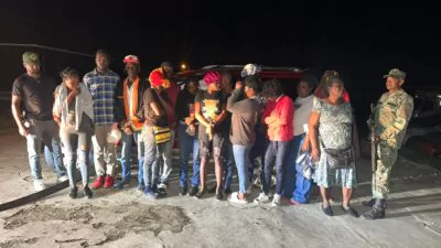 Detienen a 18 inmigrantes indocumentados en una jeepeta en Villa Vásquez