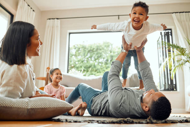 Familia jugando felizmente en la sala de estar.