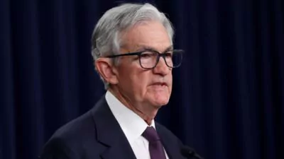Powell defiende el marco regulatorio de la Fed ante las críticas de Trump