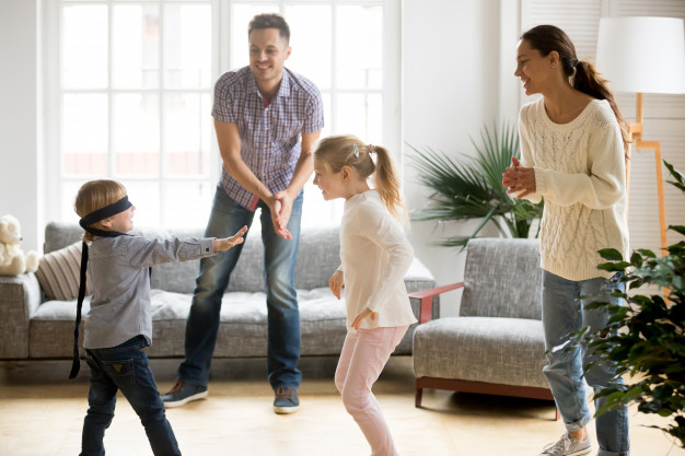 Familia jugando a las escondidas en casa