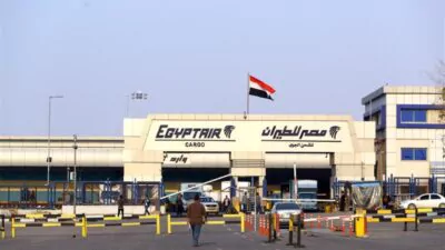 Una turista kazaja muere al caerle encima una valla publicitaria en un aeropuerto egipcio
