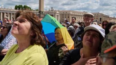 Una multitud emocionada da la bienvenida al nuevo pontificado de León XIV