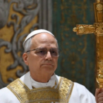 León XIV, ¿un papa estadounidense que desafía la política migratoria de Trump?