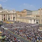 Fieles y curiosos empiezan a llegar al Vaticano a la espera de la primera fumata