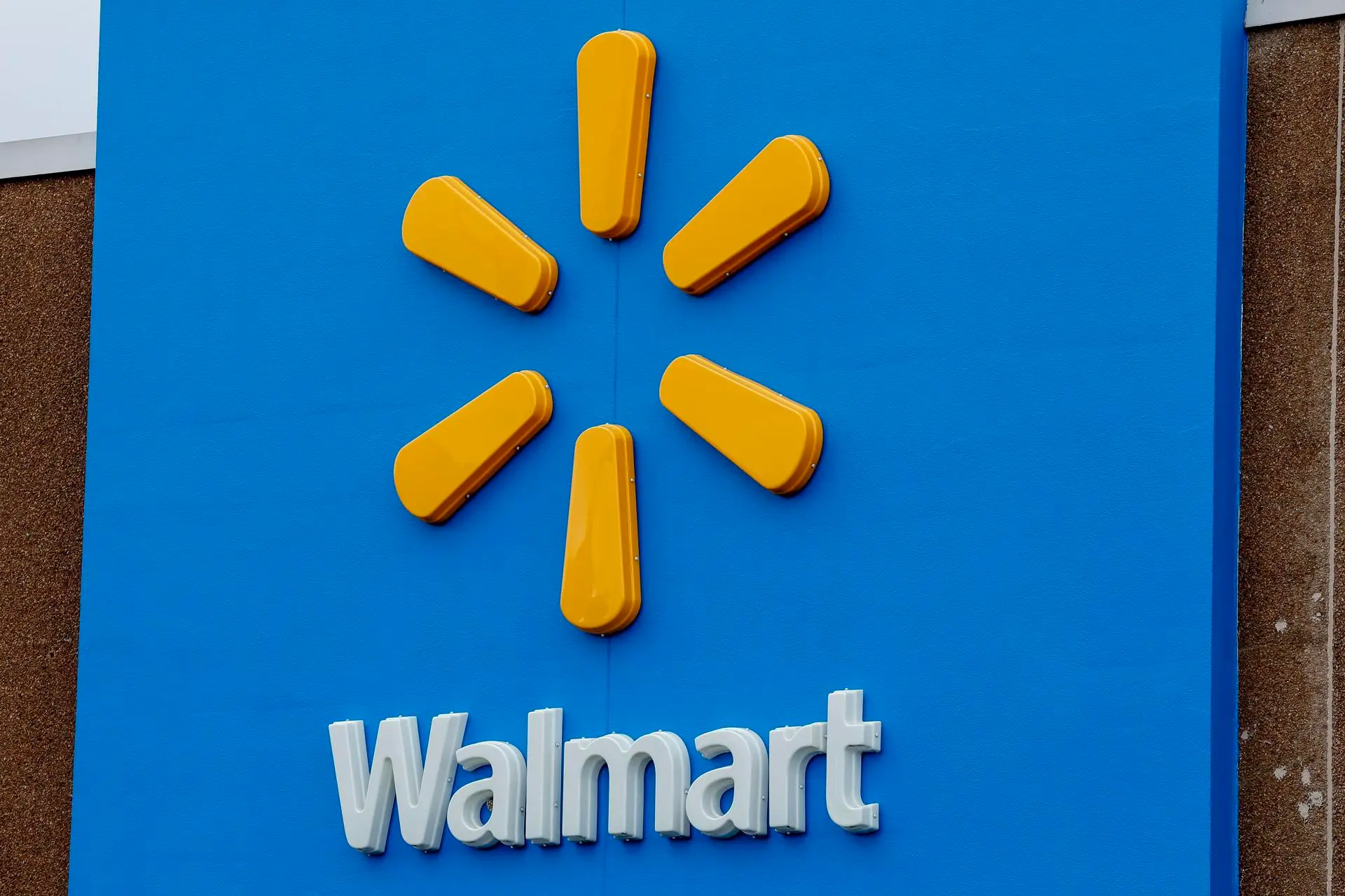 Trump arremete contra Walmart porque subirá sus precios por culpa de los aranceles