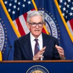 La Fed mantiene los tipos pese a la presión y alerta del impacto de la incertidumbre