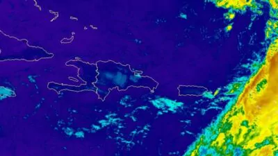 Aguaceros dispersos y ráfagas de viento hacia varios puntos del país; vigentes avisos y alertas