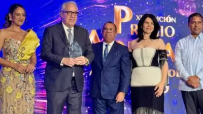 Hasbun agradece reconocimiento y lo dedica a su familia: “Nuestro compromiso siempre será con la verdad y con construir una mejor sociedad”