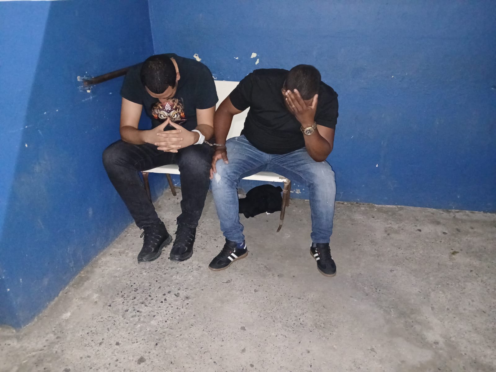 Dos personas en una esquina azul, pensativas.