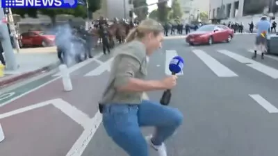 Policía dispara bala de goma a una periodista mientras informaba en directo de las protestas en Los Ángeles
