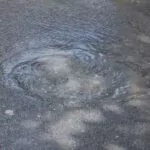 Denuncian fuga de aguas residuales en la calle Socorro Sánchez