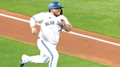 El mexicano Alejandro Kirk batea jonrón y ‘hit’ de oro para los Azulejos