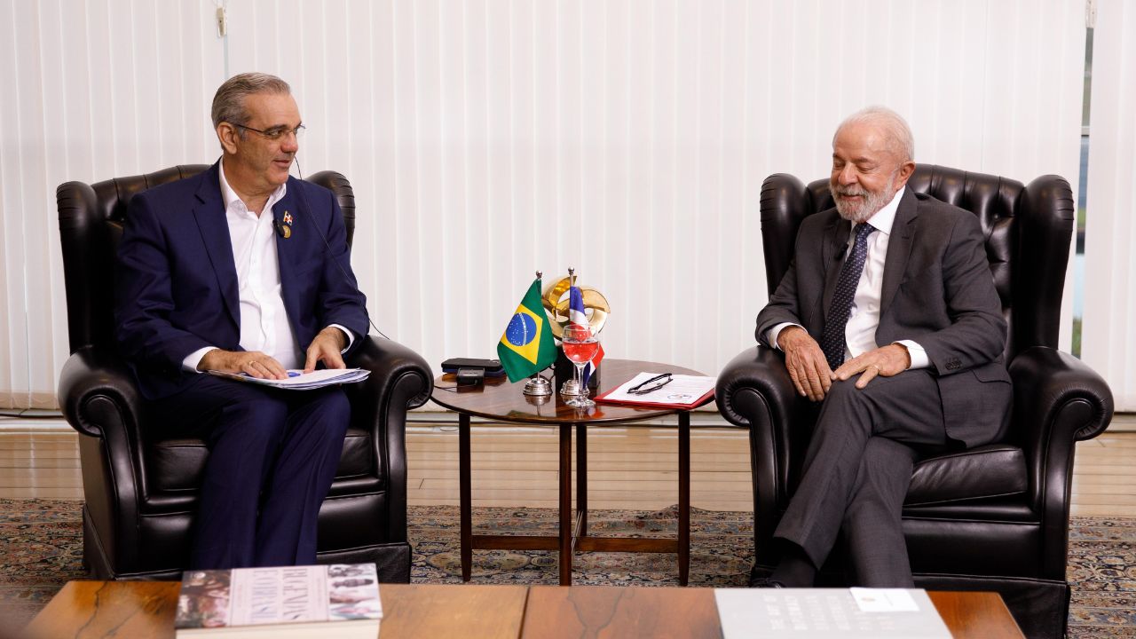 Reunión entre dos líderes en una oficina