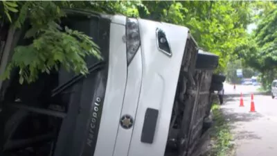 Al menos 30 personas heridas tras volcarse autobús de pasajeros