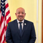 Alcalde latino en Massachusetts lamenta las mentiras para tapar el valor de los migrantes