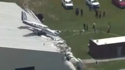 Avión se estrella sobre hangar en Kansas: dos personas resultan heridas