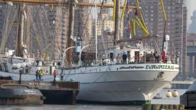 El buque mexicano Cuauhtémoc es remolcado hasta el Navy Yard de Brooklyn para ser reparado