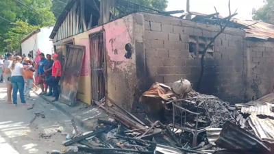 Incendio arrasa con seis viviendas y dos colchonerías en el sector Rafey en Santiago