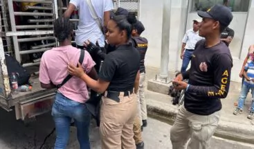 Arrestan a dos hombres que ocultaban 11 inmigrantes indocumentados en una jeepeta en San Juan