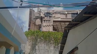 Se desploma parte del techo de construcción de centro comercial en Santiago; vecinos denuncian irregularidades estructurales
