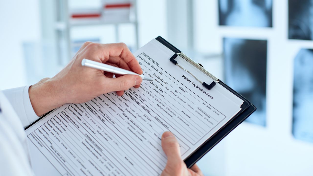 Formulario de registro médico en clipboard