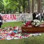 Fabian vuelve en ataúd al parque de Bruselas donde murió atropellado por un coche de policía