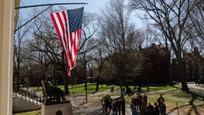 Harvard denuncia que la suspensión de Trump de visados para alumnos extranjeros es ilegal