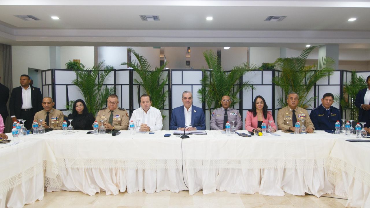 Reunión de autoridades en mesa redonda.