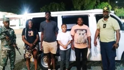 Arrestan haitiano que llevaba a otros indocumentados en un minibús en Azua