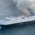 Guardia Costera de EE. UU. trabaja en incendio de embarcación cargada con vehículos en Alaska