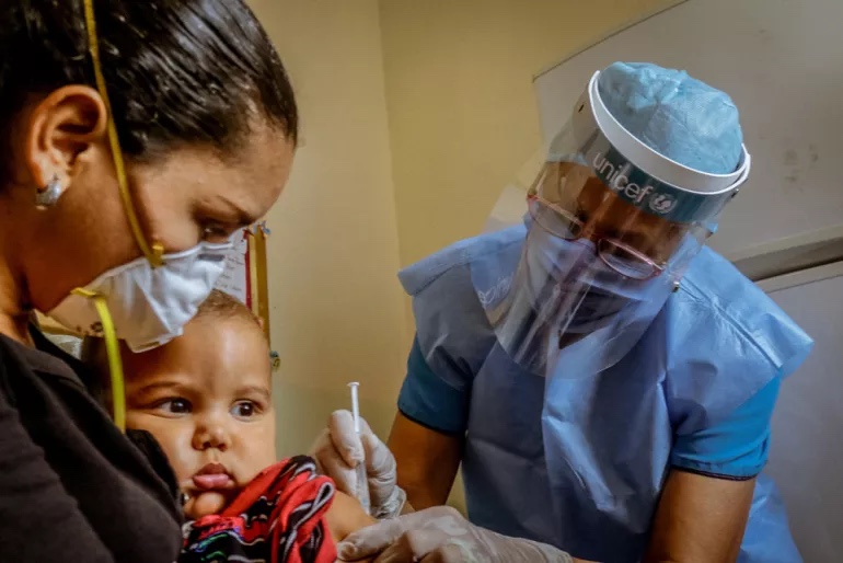Vacunación infantil con protección médica