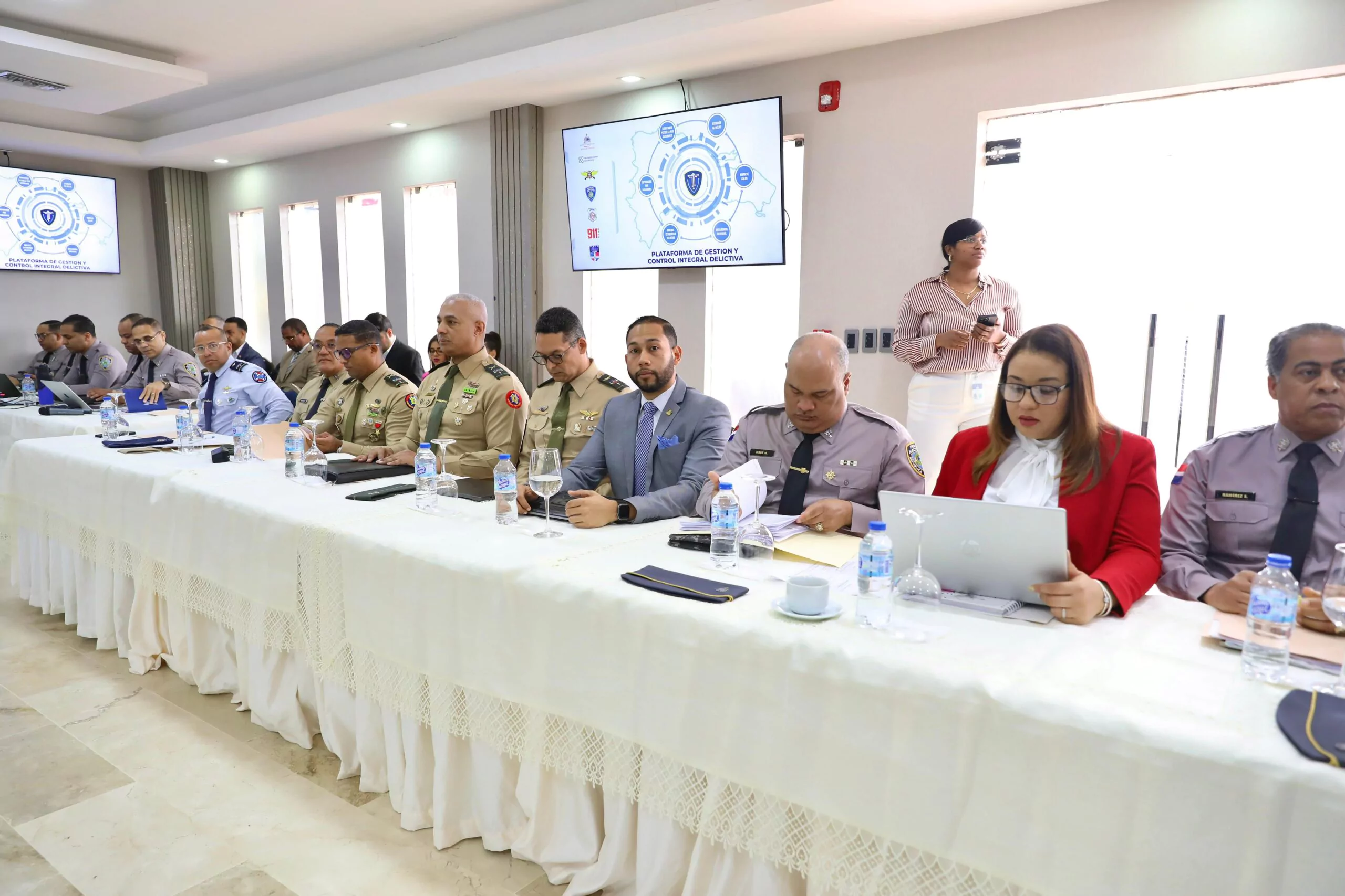 Reunión de oficiales y ejecutivos en sala de conferencias