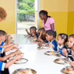 Suplidores del almuerzo escolar rechazan proyecto de Inabie que busca reemplazarlos